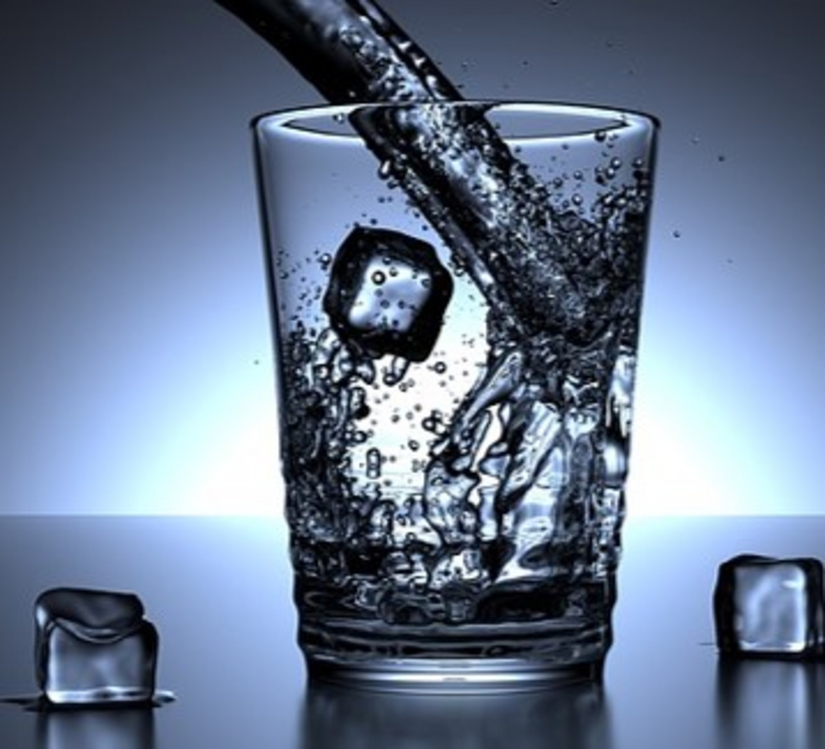 Eau coulant dans un verre d'eau avec glaçons.