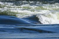 Eau faisant des vagues.