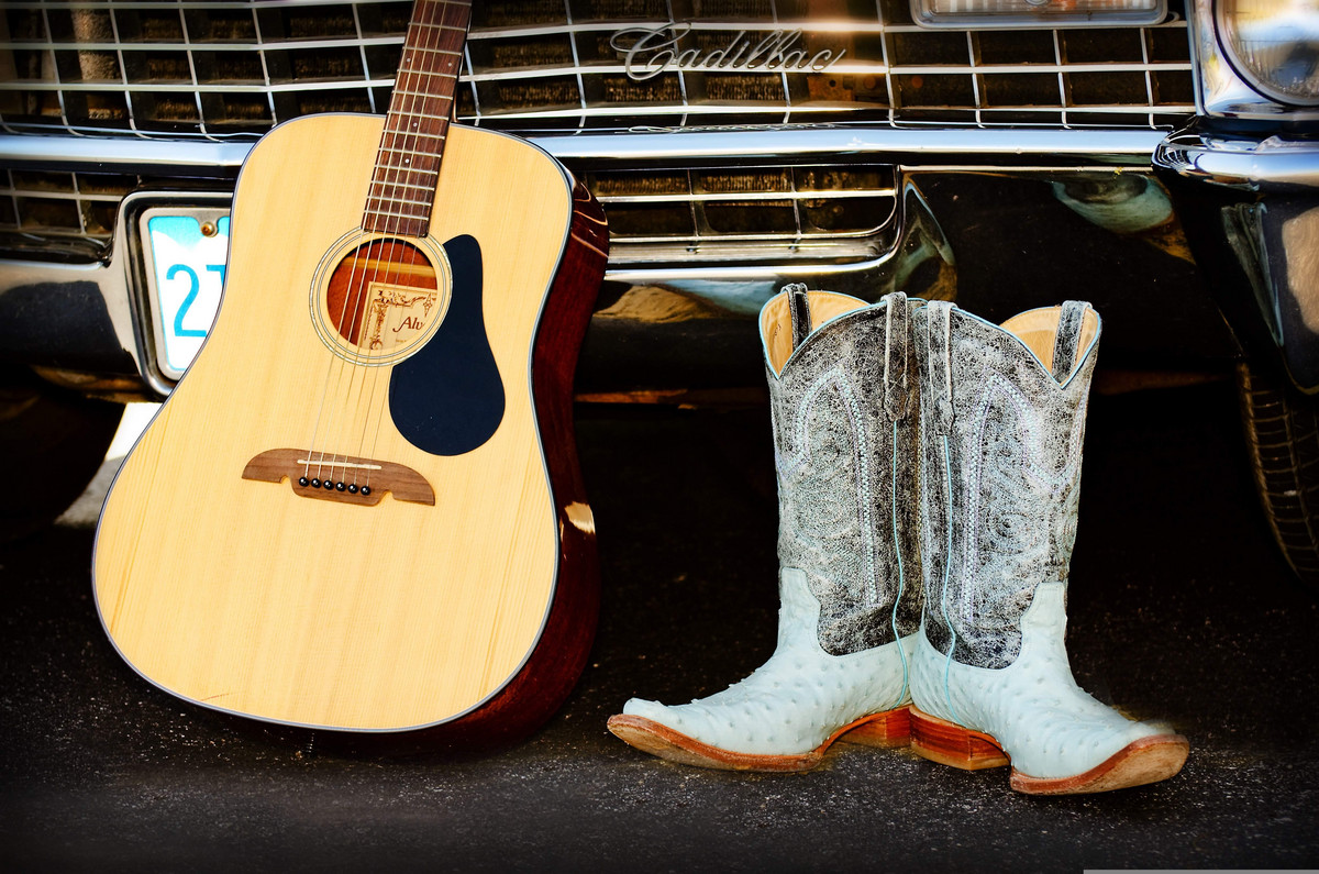 Botte de cowboys et guitare.
