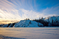 Montagnes, lac et conifères en hiver, sous la neige, à Back Bay, à Yellowknife, dans les Territoires du Nord-Ouest.