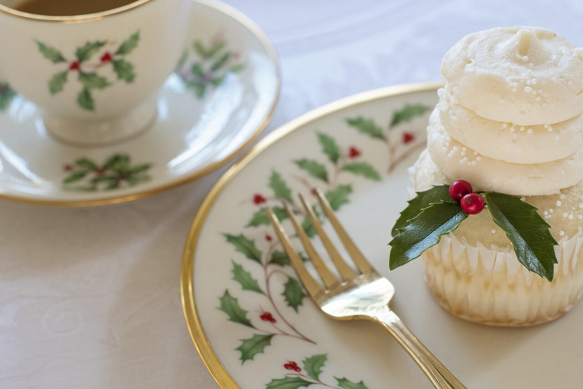 Assiette avec cupcake et tasse décorés pour Noël.