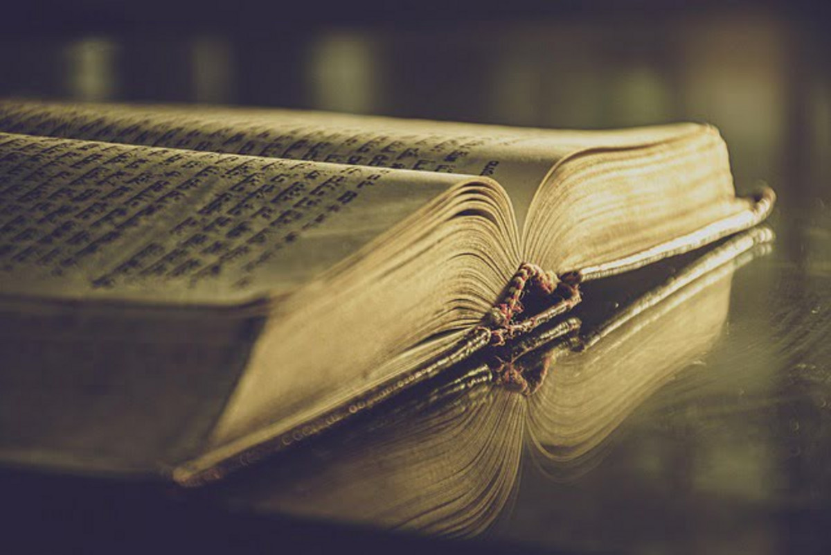 Livre ancien ouvert.