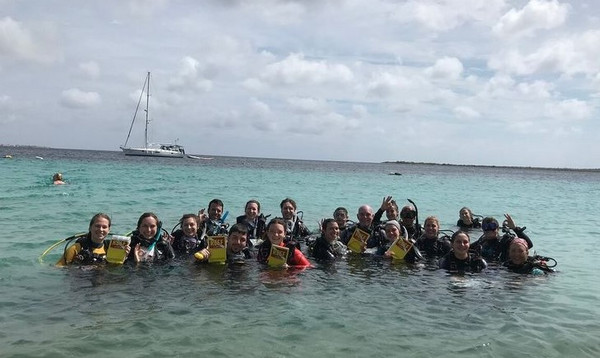 Groupe d'étudiants-chercherus dans l'océan.