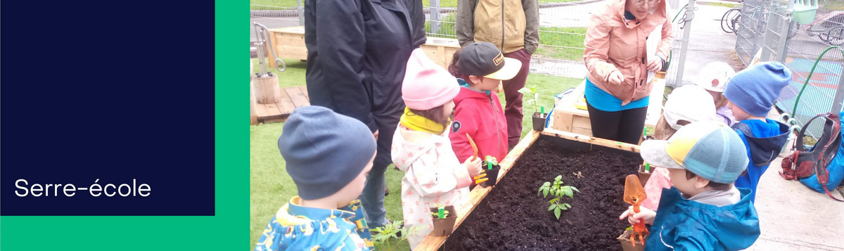 Enfants autour d'un jardin suspendu.