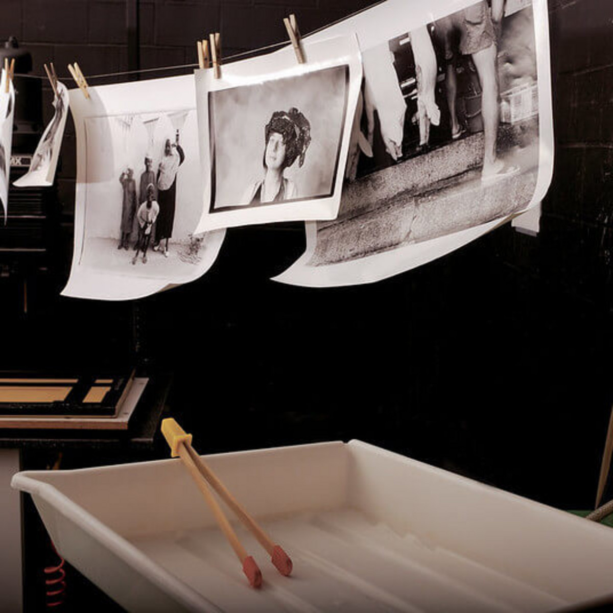 Photos accrochées sur corde.