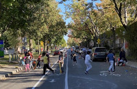 Enfants s'amusant dans la rue.