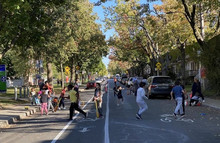 Enfants s'amusant dans la rue.