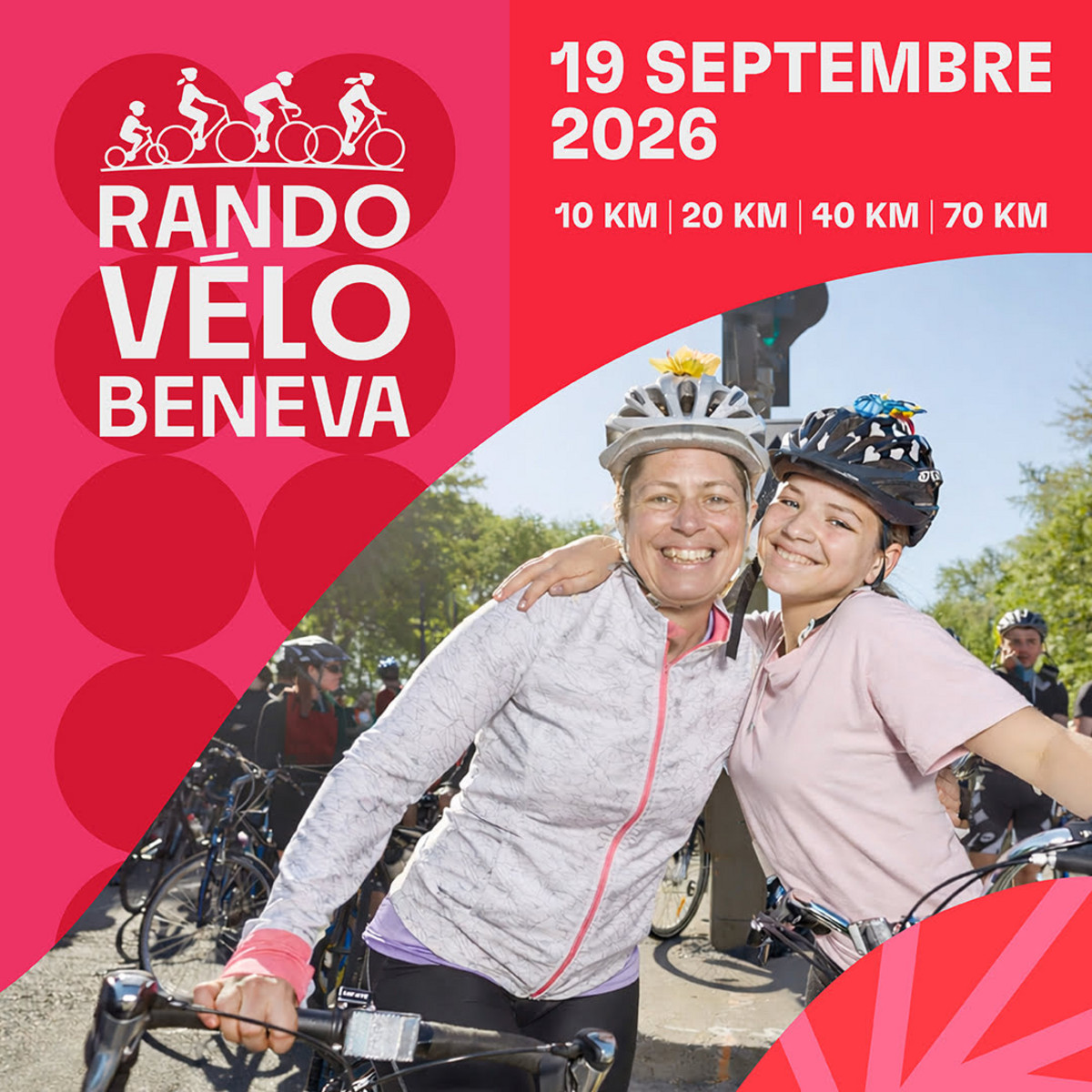 Mère et fille à vélo.