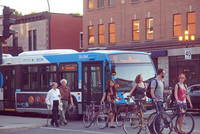 Autobus, piétons et cyclistes.