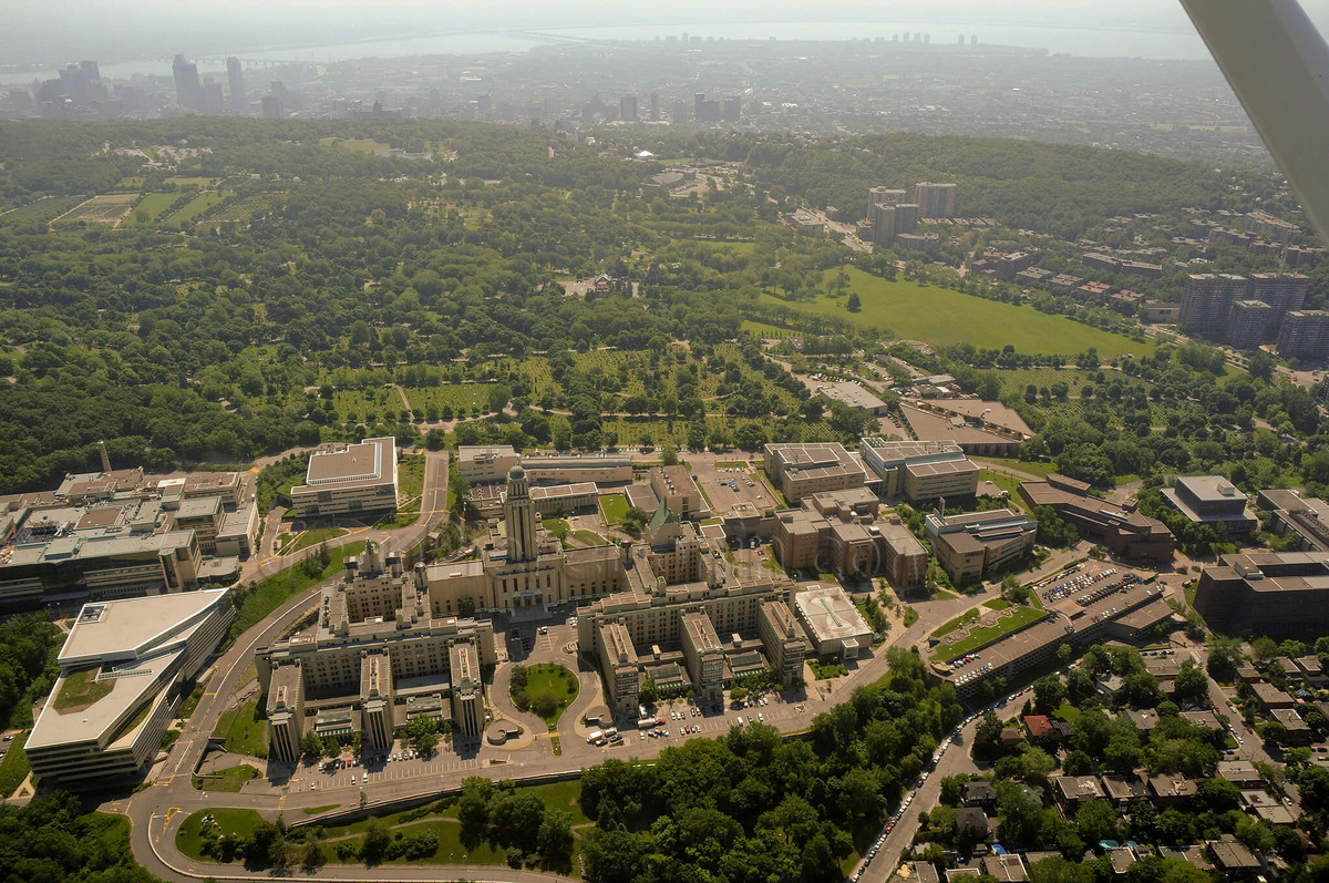 Photo aérienne du campus et de la montage.