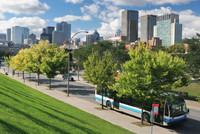 Vue d'une ville verte avec autobus.