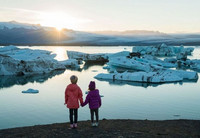 Deux enfants regardant les glaciers.
