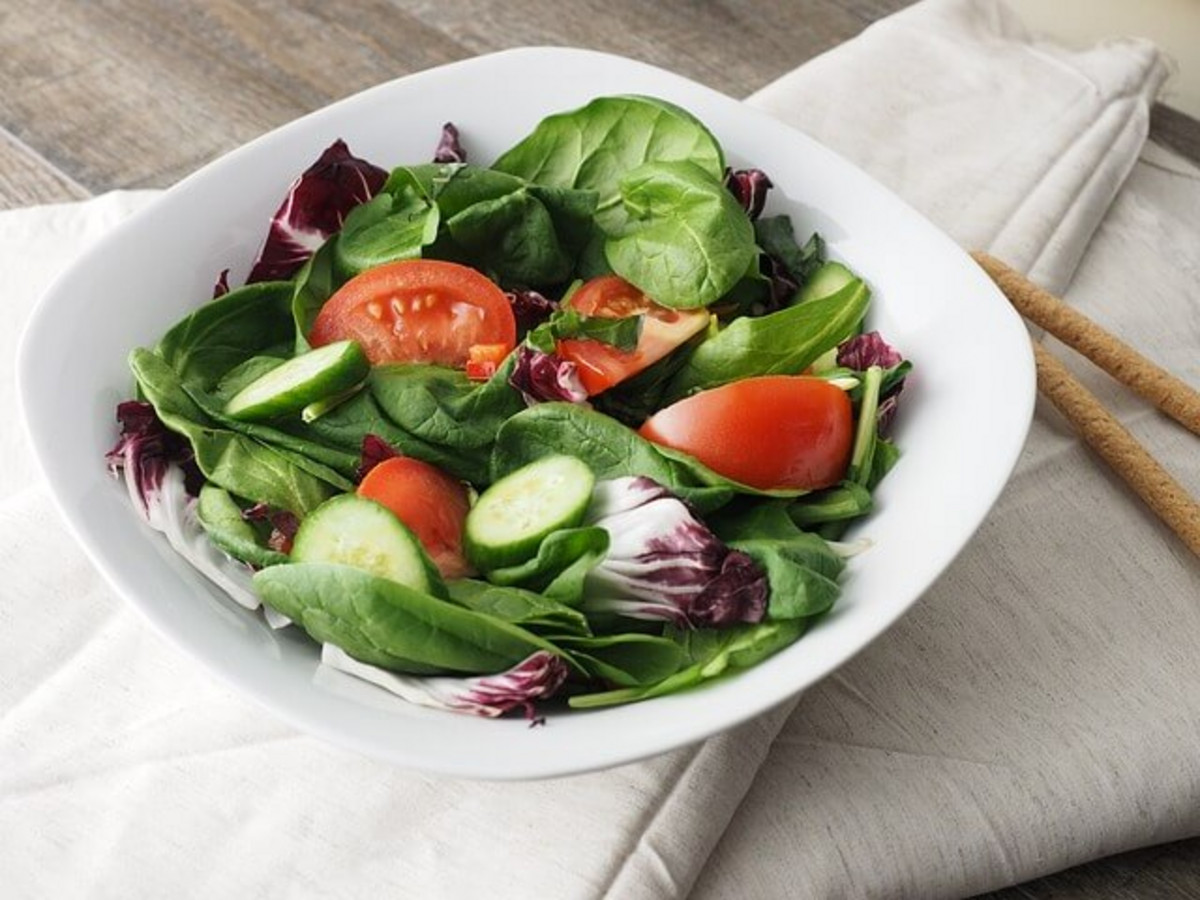 Bol de salade et légumes.