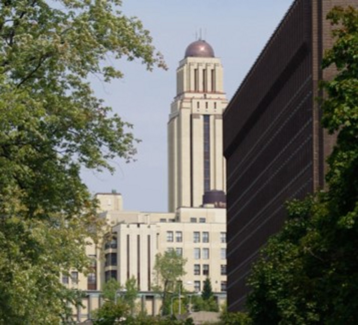 Vue de l'édifice Jean-Brillant et du campus principal.