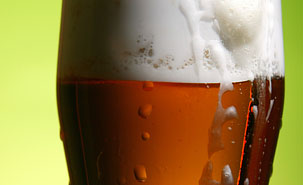 Mousse coulant sur un verre de bière.