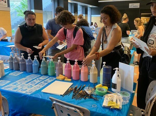 Étudiants choisissant leur couleur de peinture.