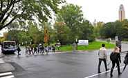 Piétons et cycliste sur la rue Edouard-Montpetit.