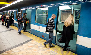 Gens entrant dans le métro de Montréal.