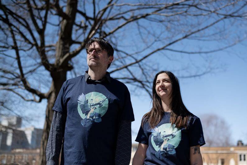 Stéphane et Manon portant le chandail des faucons.