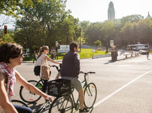 Étudiants à pied et en vélo face à l'UdeM.