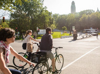 Étudiants à pied et en vélo face à l'UdeM.